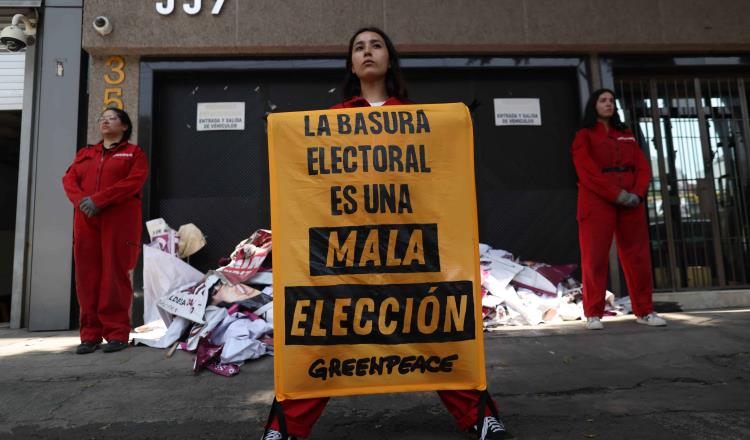 Ambientalistas protestan en CDMX contra la basura electoral