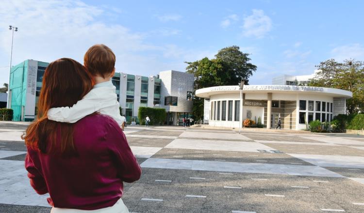 La UJAT anuncia becas para alumnas que son madres solteras