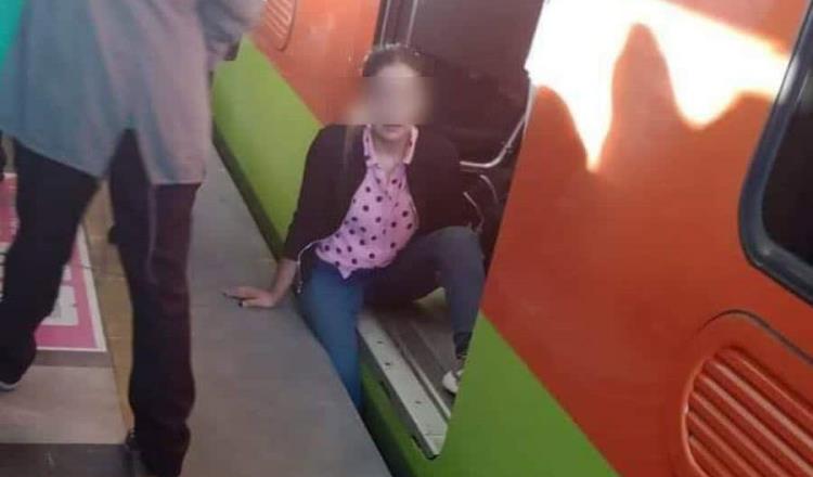 Mujer queda atrapada entre andén y vagón del Metro de CDMX