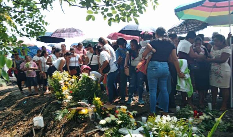 Colocan cruces y realizan oración en memoria de víctimas del accidente en vía corta a Cunduacán 