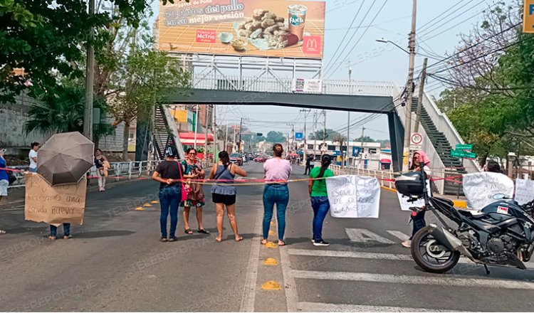 Bloquean Méndez por falta de energía eléctrica en primaria de Atasta