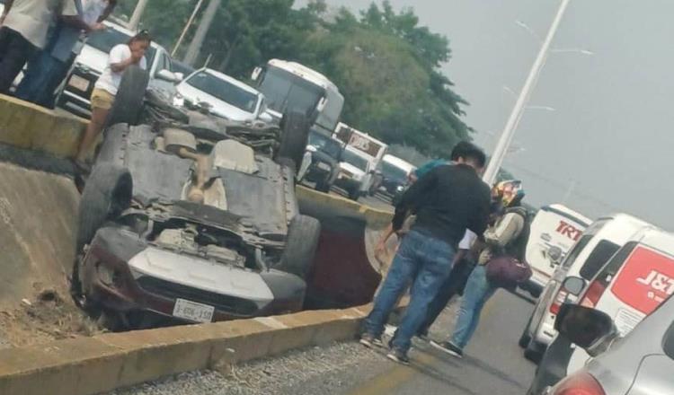 Automovilista pierde el control y termina volcado en la Macuspana-Villahermosa