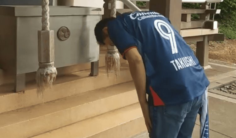 Aficionado japonés realiza ritual para que Cruz Azul sea campeón