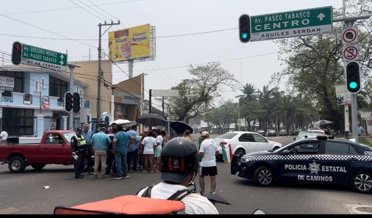 Habitantes de Gil y Sáenz cierran 27 de Febrero por falta de luz