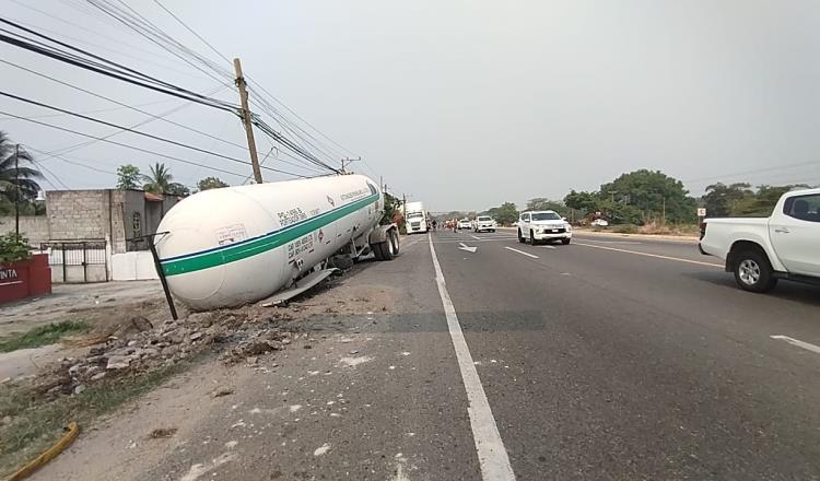 Se desengancha pipa de tráiler en la Villahermosa – Frontera