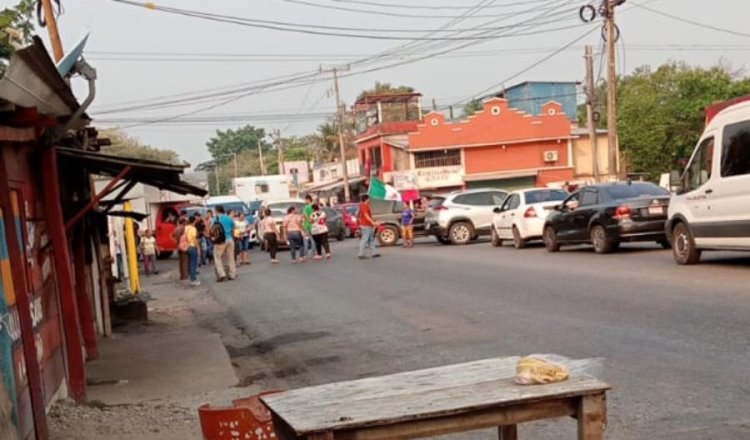 Pobladores bloquean carretera la Isla-Reforma por falta de energía eléctrica