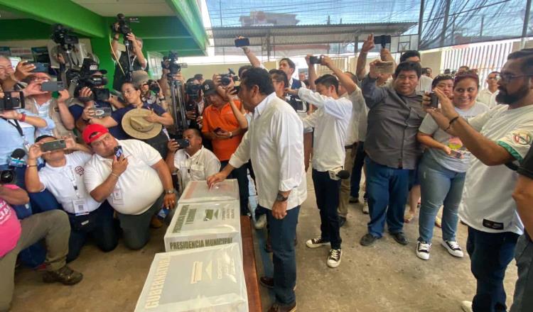 Tras hacer fila más de una hora, May emite su voto en Comalcalco 