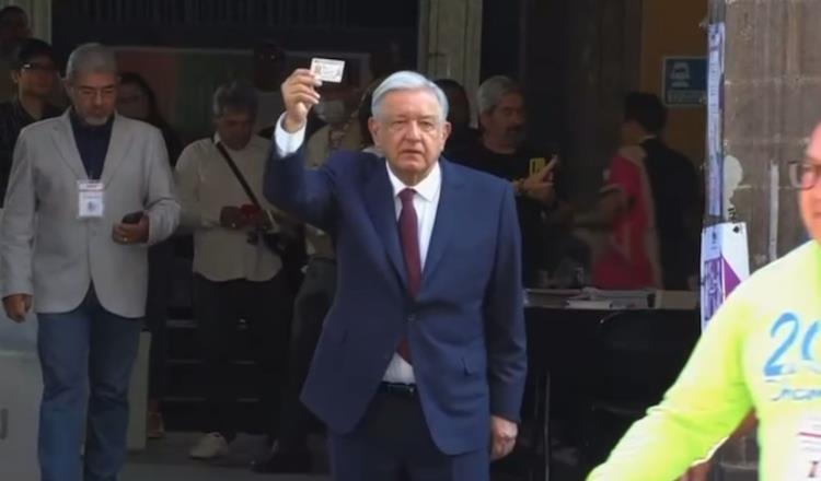 ¡Ánimo!, expresa AMLO tras acudir a votar junto a su esposa