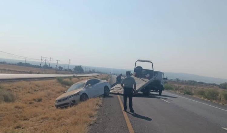 Abandonan auto volcado que transportaba 50 kilos de marihuana en Zacatecas
