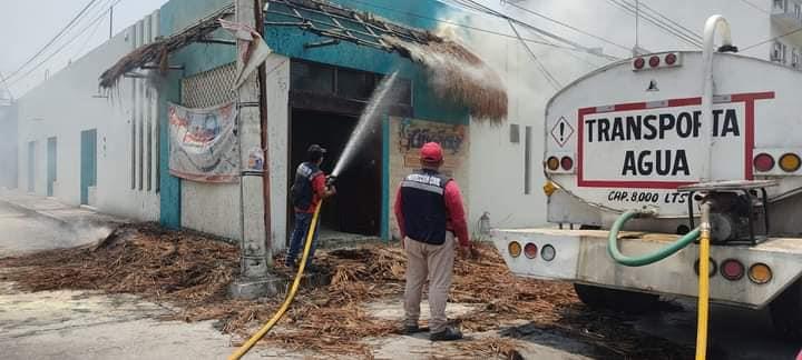 Paloma choca con cables de luz y provoca incendio en fachada de restaurante en Paraíso