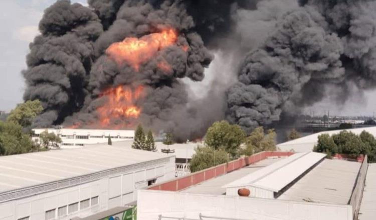 Se registra fuerte incendio en una bodega en Ecatepec