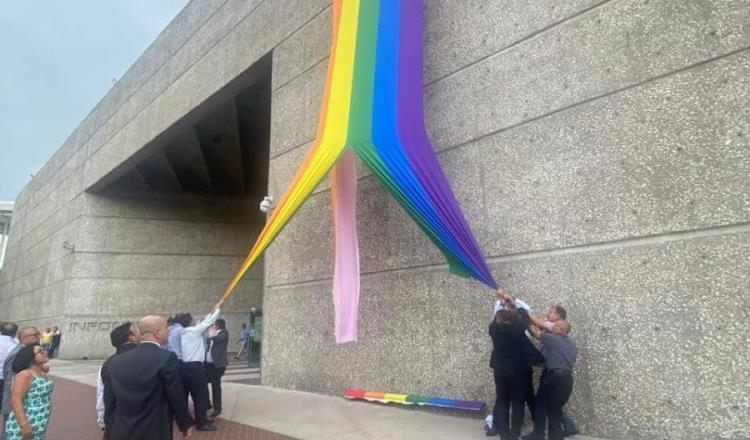 Sindicato rompe bandera LGBT de edificio de Infonavit
