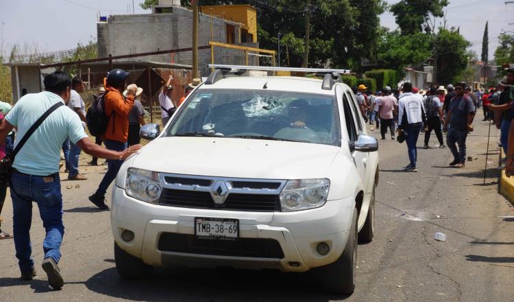 Se enfrentan civiles y docentes tras bloqueo de la CNTE en Oaxaca