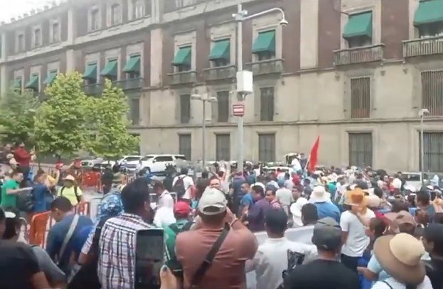 CNTE vandaliza puerta de Palacio Nacional y se enfrenta con policías en CDMX