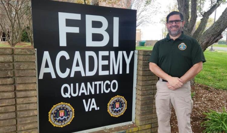 Se gradúa el tabasqueño Luis Arcadio Gutiérrez de Academia Nacional del FBI