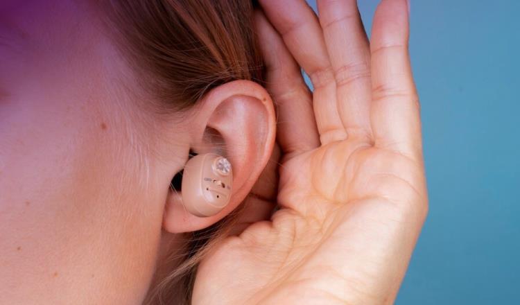 Mujeres son más propensas a desarrollar discapacidad auditiva: expertos