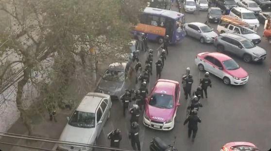 Policías son atropellados por taxista durante manifestación en la CDMX