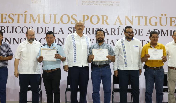 Entrega gobernador estímulos por 1.4 mdp a trabajadores desde 15 y hasta 45 años de antigüedad