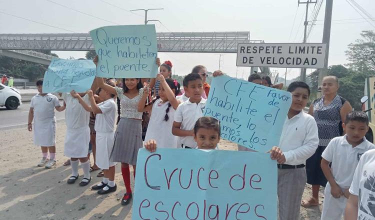 Protestan en primaria de Cunduacán; piden a CFE reacomodar cableado cerca de puente peatonal