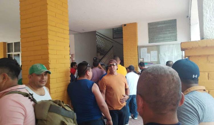 Protestan policías en demanda de pago de salarios y bonos en Cunduacán