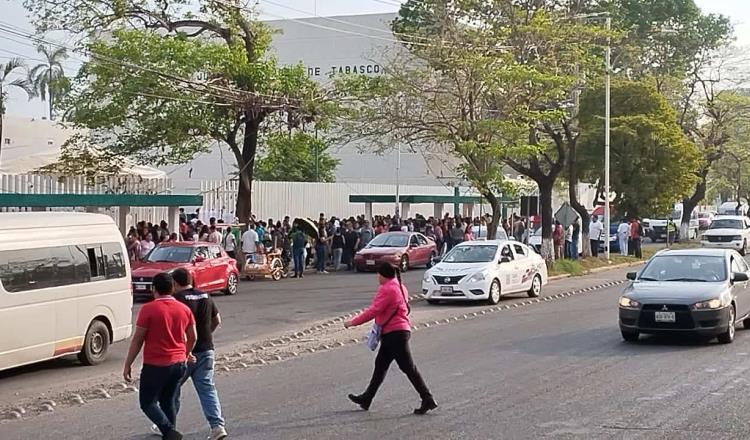 Ahora fue Avenida Universidad la vialidad colapsada por proceso de admisión a la UJAT 