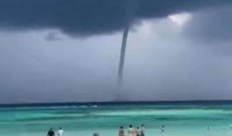 Captan tromba marina en playa de Tulum