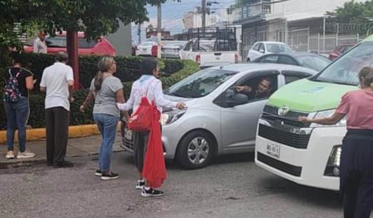 Retienen a trabajador de CFE en Nuevas Pensiones y en Atasta bloquean calle por falta de luz