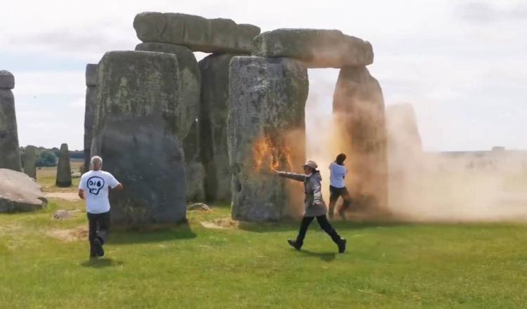 Activistas rocían pintura en monumento de Stonehenge, Inglaterra