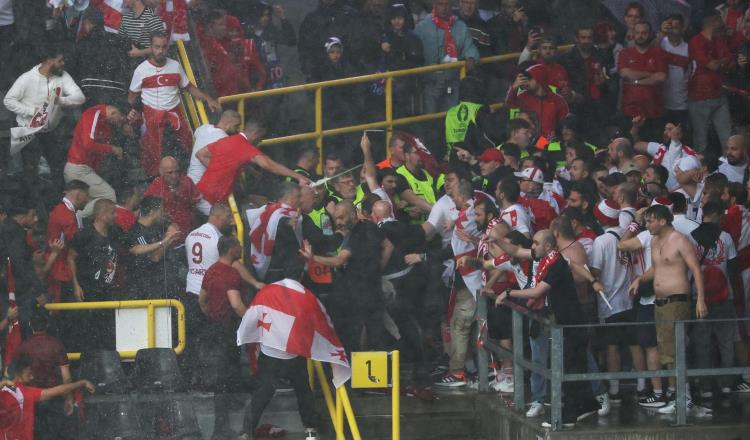 Aficionados de Turquía y Georgia, protagonizan pelea durante partido de Eurocopa