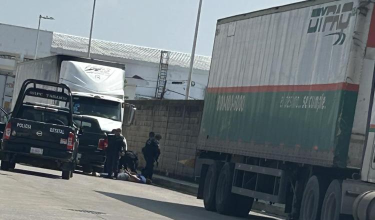 Detienen a 2 personas en camioneta con reporte de robo en Centro 