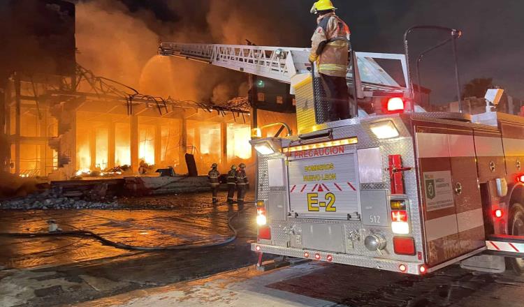 Incendio consume fábrica de colchones y camas en Monterrey