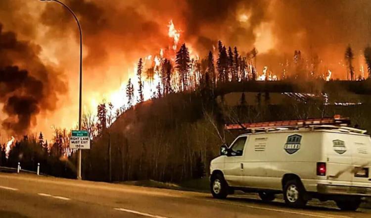 Evacúan a casi 2 mil personas, incluyendo 225 reos de máxima seguridad, por incendios forestales en Canadá