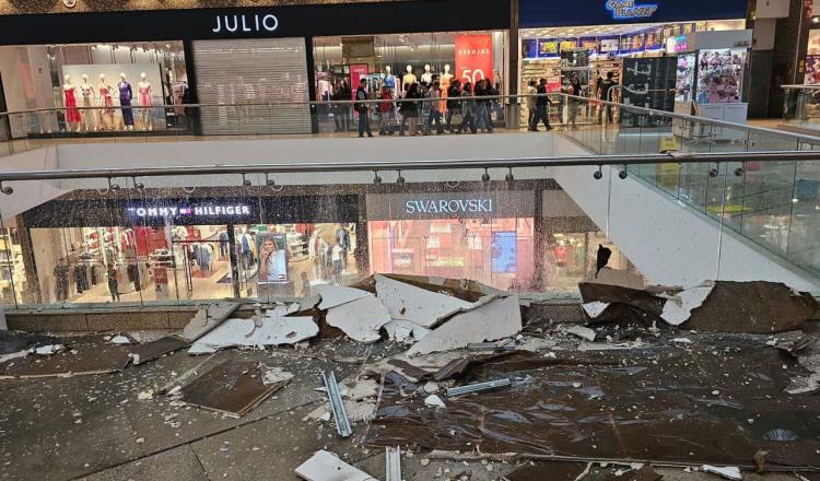 Se desprende plafón de plaza comercial en CDMX tras fuertes lluvias