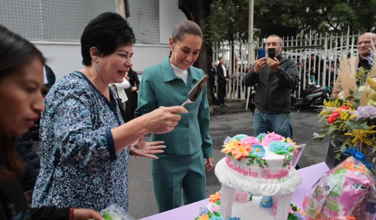 Con pastel, marimba y Simi Claudia, celebran a Sheinbaum por su cumpleaños 62