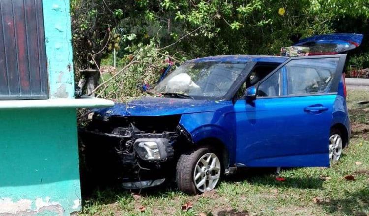 Camioneta choca con casa en Centla; mujer embarazada resulta con golpes