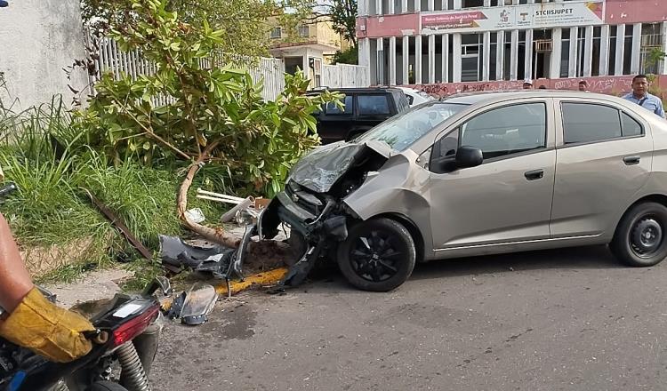 Aparatoso accidente deja 2 personas heridas en Villahermosa