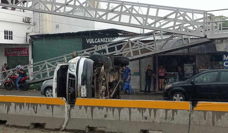 Vuelca camioneta en la entrada de Pomoca, Nacajuca