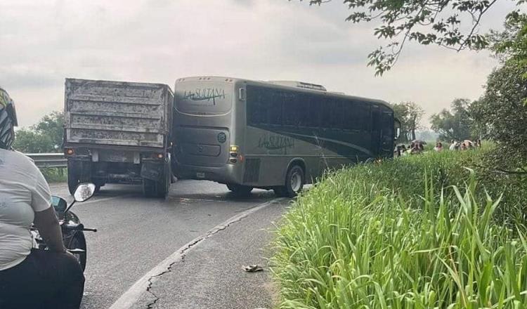 Chocan autobús y volteo en la Villahermosa-Teapa