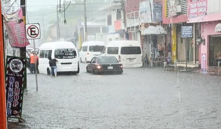 Encharcamientos y accidentes dejan lluvias en Villahermosa