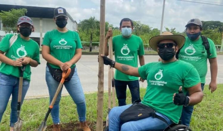 "Comprometidos con la Tierra" siembran 22 nuevos árboles frente al Parque Tabasco