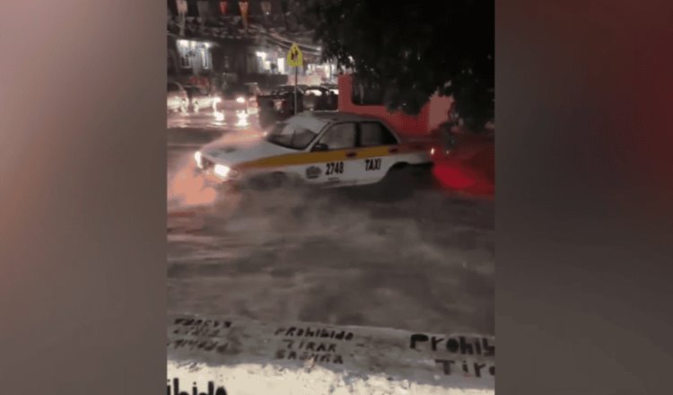 Taxi es arrastrado por la corriente al intentar cruzar calle inundada en Chiapas