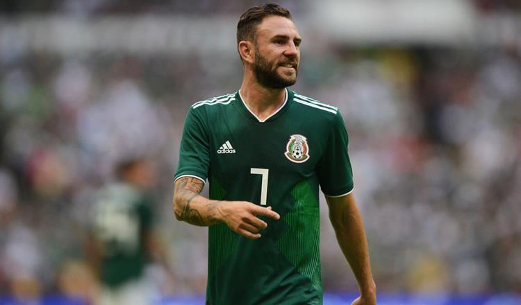 Layún defiende al Tri y le llueven críticas