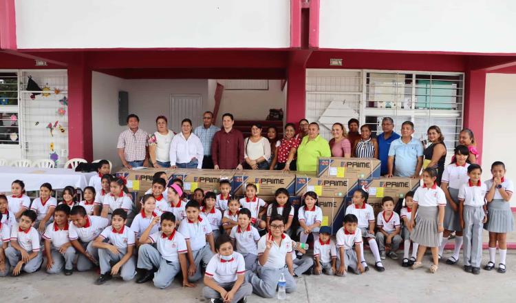 Entrega Chelo Cano minisplits a primaria de Cunduacán