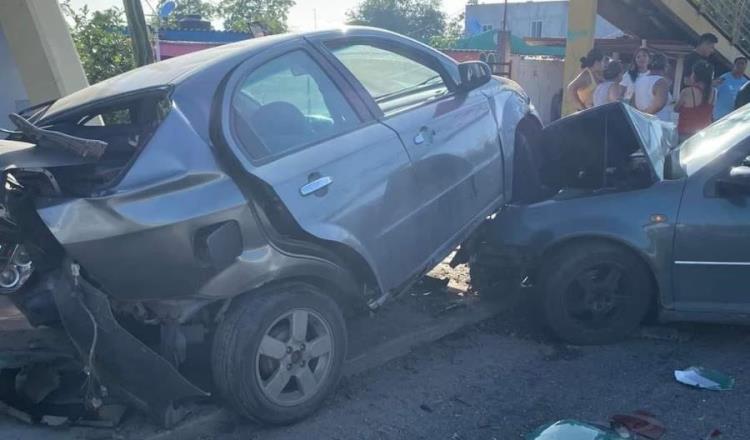 Automovilistas chocan de frente en la Paraíso-Comalcalco