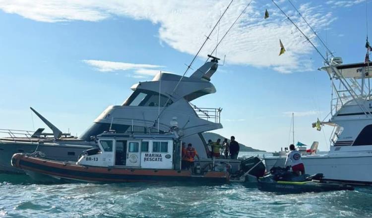 Rescatan a 10 personas de yate que se hundía en Mazatlán