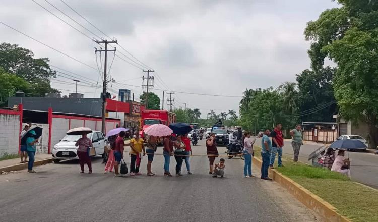 Cansados del olor a hidrocarburo, cierran la Villahermosa-Nacajuca