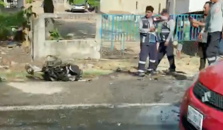 Se incendia motocicleta tras impactarse contra taxi en Comalcalco