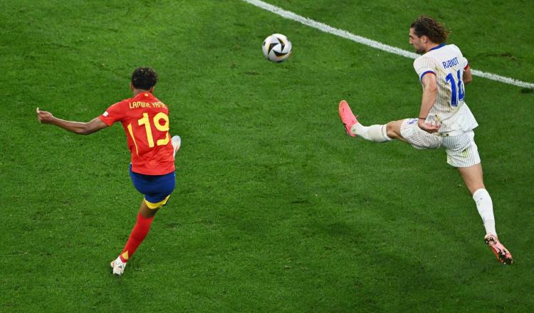 España vence 2-1 a Francia y es el primer finalista de la Eurocopa