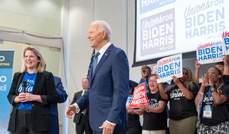 "El tiempo apremia": Nancy Pelosi sugiere a Biden repensar su candidatura