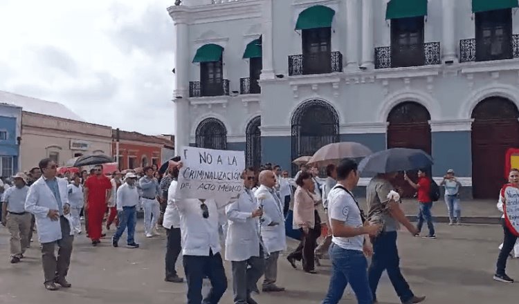 Colegios médicos piden no criminalizarlos, tras caso de ginecóloga acusada de homicidio